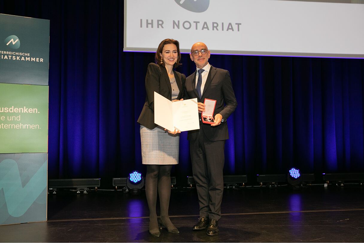 Bundesministerin Dr. Alma Zadić übergibt das das Große Silberne Ehrenzeichen für Verdienste um die Republik Österreich an Michael Umfahrer, Präsidenten der Österreichischen Notariatskammer.